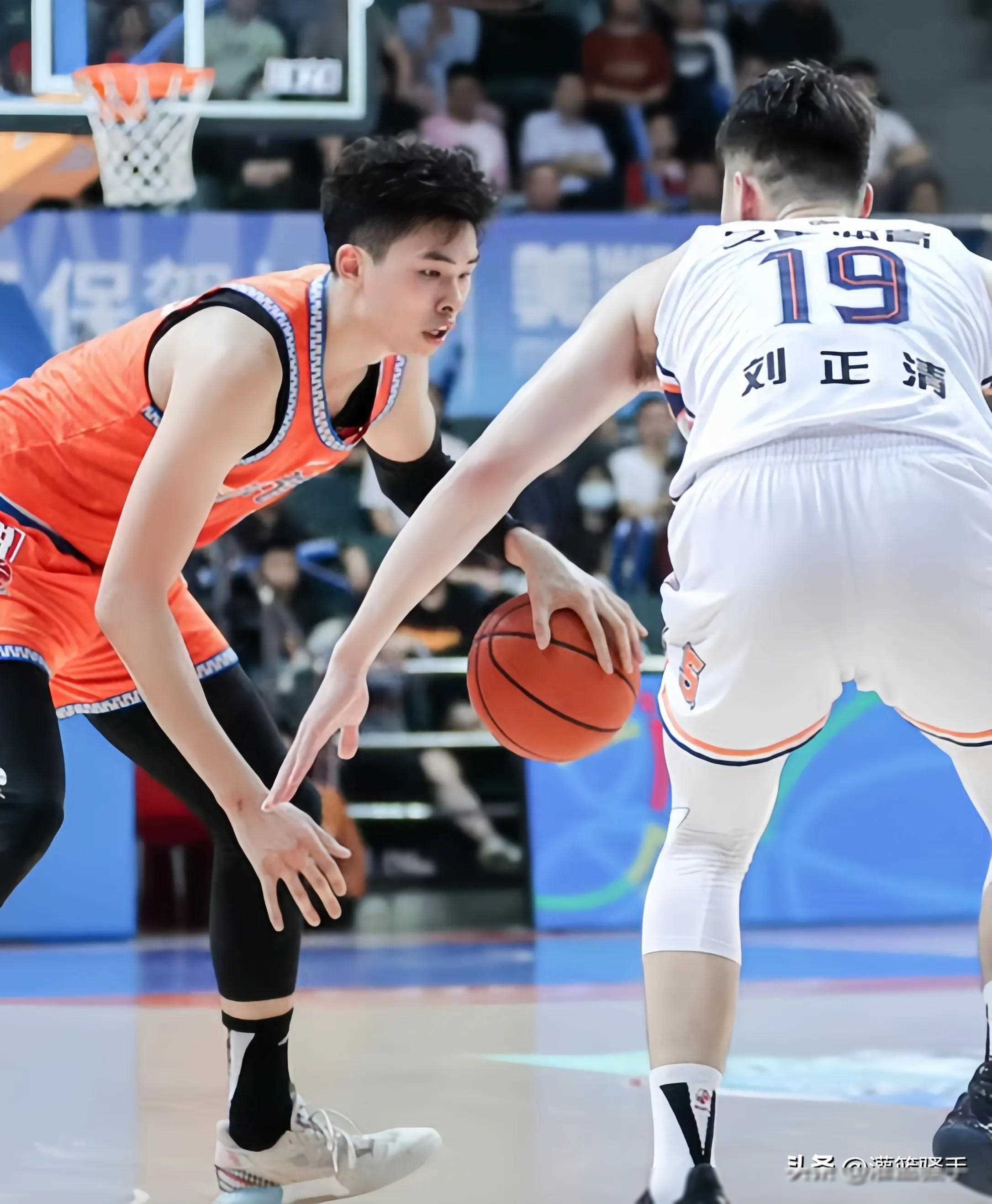 今晨体能课后,尤文图斯状态回暖备战足总杯,态度坚定,年轻球员得到机会的简单介绍 今晨体能课后,尤文图斯状态回暖备战足总杯,态度坚定,年轻球员得到机会的简单介绍